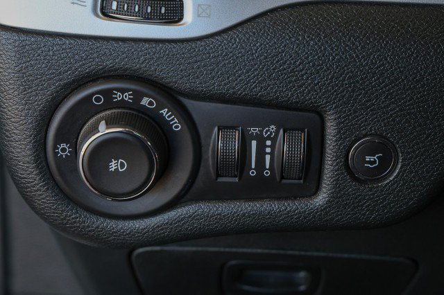 Used 2018 Jeep Cherokee Latitude Plus w/ Comfort/Convenience Group FWD image 24