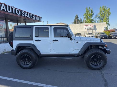 Used 2014 Jeep Wrangler Unlimited Rubicon w/ Connectivity Group AWD/4WD image 2