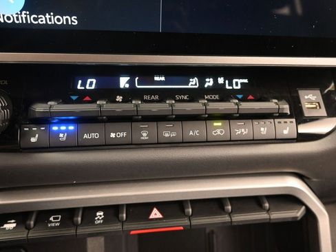 Used 2025 Toyota Sequoia Platinum AWD/4WD image 33