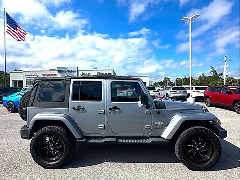 Used 2014 Jeep Wrangler Unlimited Sahara w/ Connectivity Group AWD/4WD image 5