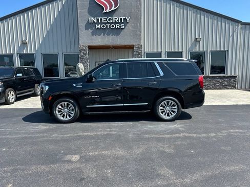 Used 2023 GMC Yukon SLT AWD/4WD image 2