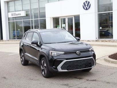Used 2025 Volkswagen Taos SE w/ Panoramic Sunroof Package