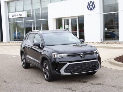 Used 2025 Volkswagen Taos SE w/ Panoramic Sunroof Package AWD/4WD image 1
