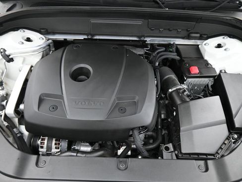 Used 2020 Volvo XC60 T5 Momentum image 17