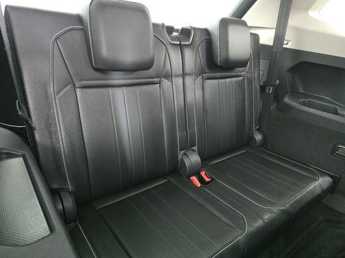 Used 2024 Volkswagen Tiguan SE image 12