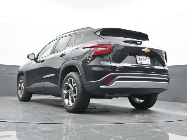 Used 2025 Chevrolet Trax LT FWD image 50