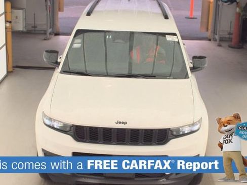 Used 2024 Jeep Grand Cherokee L Laredo image 2