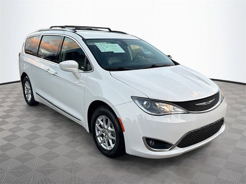 Used 2020 Chrysler Pacifica Touring-L image 4