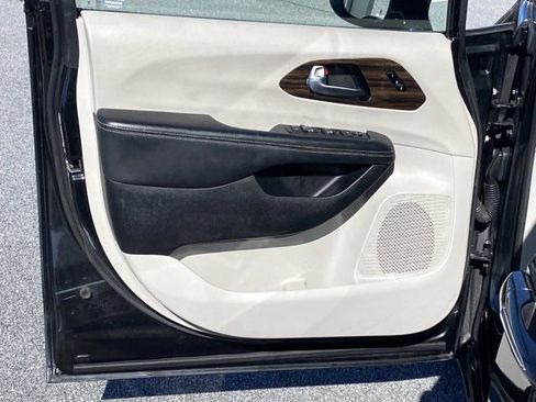 Certified 2023 Chrysler Pacifica Limited image 22