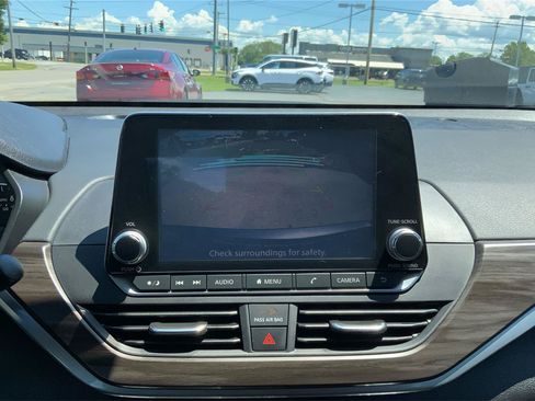 Used 2024 Nissan Altima 2.5 SV FWD image 31