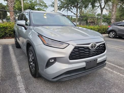 Used 2021 Toyota Highlander XLE FWD image 3