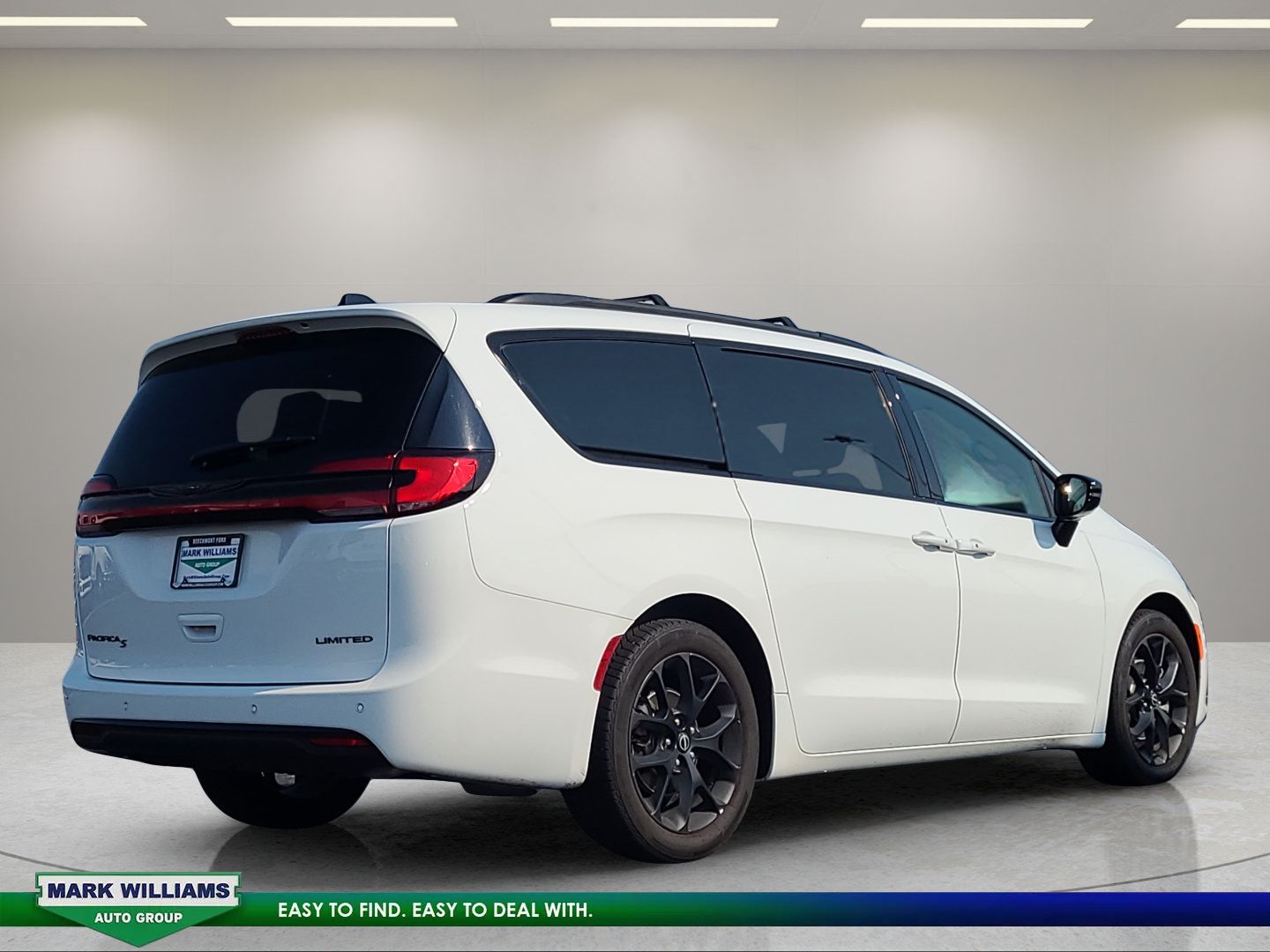 Used 2025 Chrysler Pacifica Limited FWD image 12