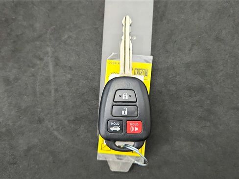 Used 2016 Toyota Camry SE w/ Moonroof Package FWD image 21