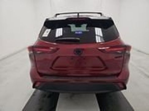 Used 2024 Toyota Highlander XLE image 5