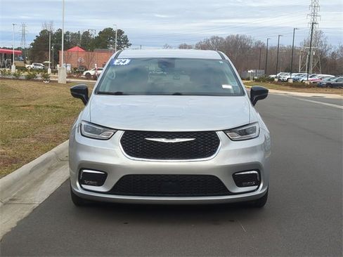 Used 2024 Chrysler Pacifica Touring-L image 16