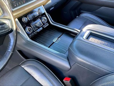 Used 2021 GMC Yukon Denali w/ Denali Premium Package image 13