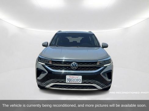 Used 2022 Volkswagen Taos SE FWD image 2