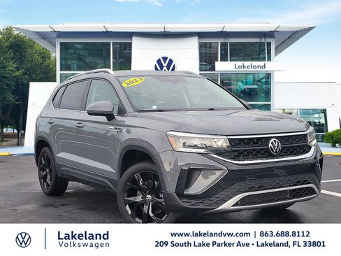 Used 2023 Volkswagen Taos SE w/ Black Wheel Package FWD image 1