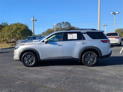 Used 2023 Nissan Pathfinder SV image 9