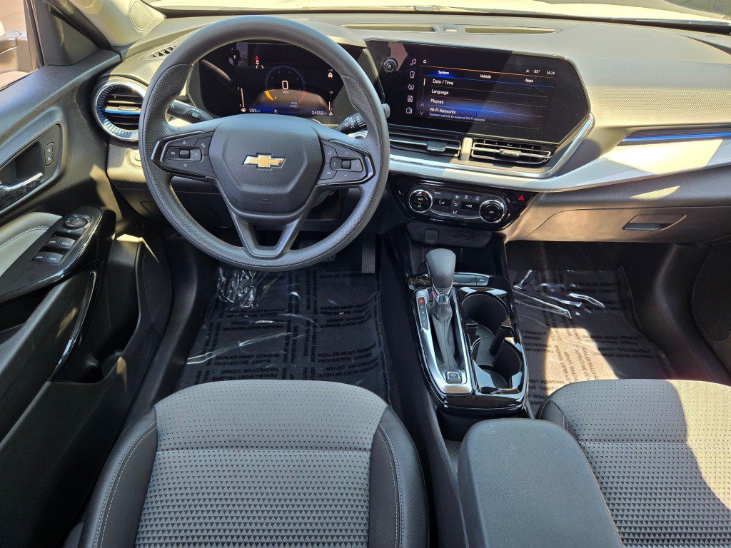 Certified 2025 Chevrolet Trax LT FWD image 17