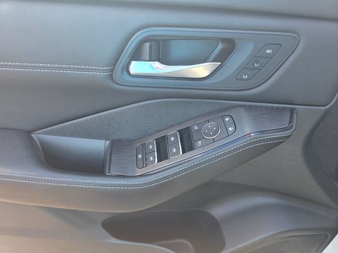 Used 2025 Nissan Rogue SL w/ Tech Package FWD image 11