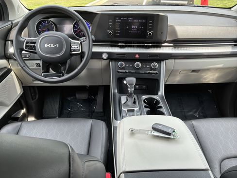 Used 2024 Kia Carnival LX FWD image 27