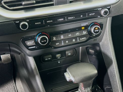 Used 2022 Kia Niro EX image 23