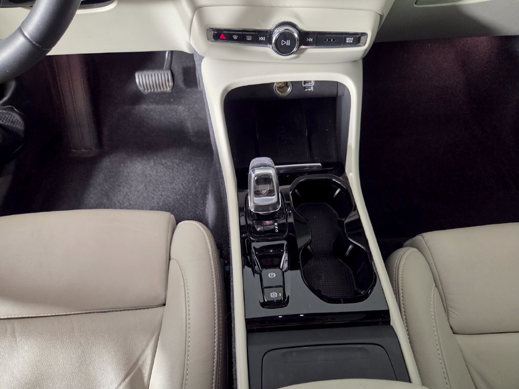 Used 2022 Volvo XC40 T4 Inscription FWD image 12