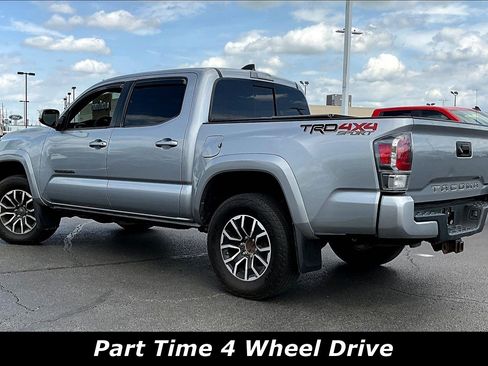 Used 2020 Toyota Tacoma TRD Sport AWD/4WD image 3