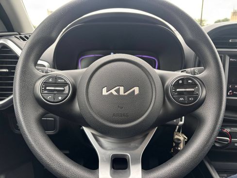 Used 2025 Kia Soul LX w/ LX Technology Package FWD image 25
