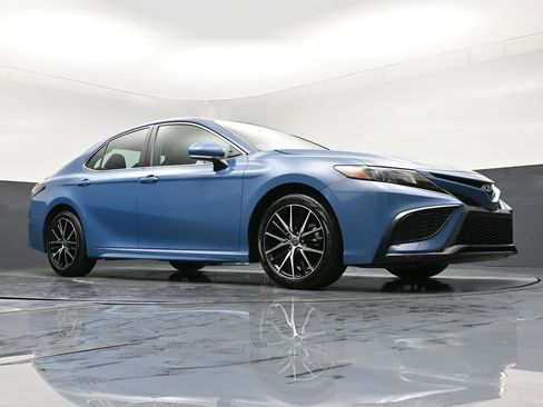 Used 2024 Toyota Camry SE image 29