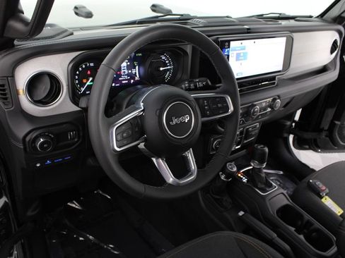 Used 2025 Jeep Wrangler Unlimited Sahara AWD/4WD image 8