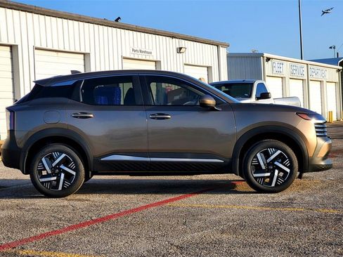 New 2025 Nissan Kicks SV w/ Charging Package image 4