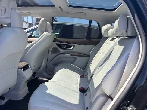 Used 2023 Mercedes-Benz EQS 580 4MATIC SUV image 3