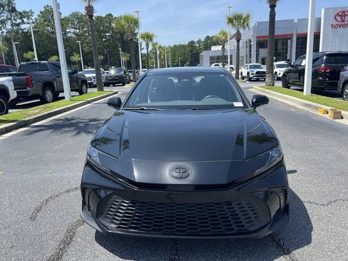 Used 2025 Toyota Camry SE FWD image 3