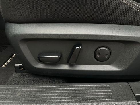 Used 2025 Nissan Rogue SV image 11