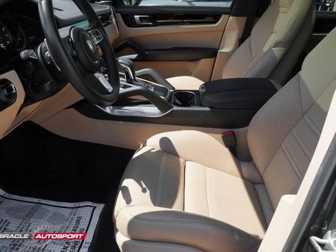 Used 2019 Porsche Cayenne Turbo w/ Premium Plus Package AWD/4WD image 17