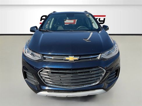 Used 2022 Chevrolet Trax LT w/ LT Convenience Package image 2