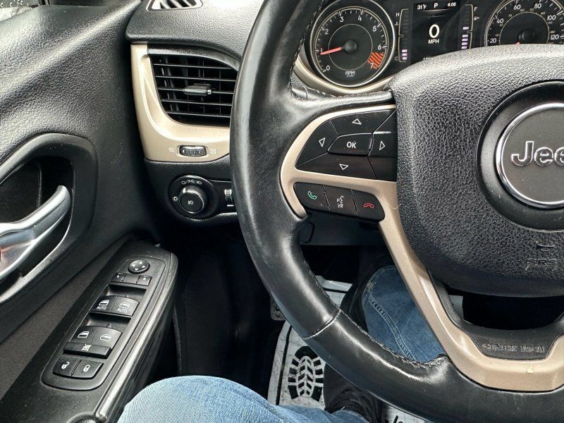 Used 2014 Jeep Cherokee Latitude w/ Cold Weather Group FWD image 11