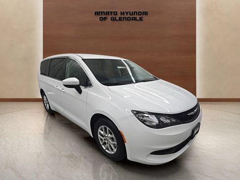 Used 2022 Chrysler Voyager LX FWD image 7