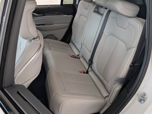 Used 2023 Jeep Grand Cherokee Overland w/ Adv Protech Group III RWD image 18