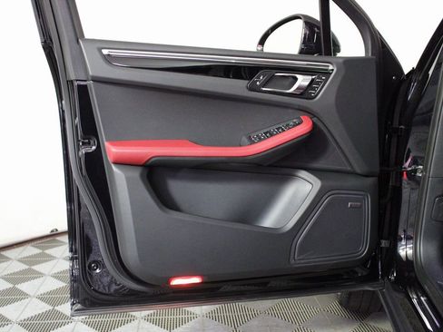 Certified 2025 Porsche Macan image 11