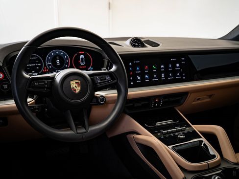 Certified 2024 Porsche Cayenne Coupe image 4