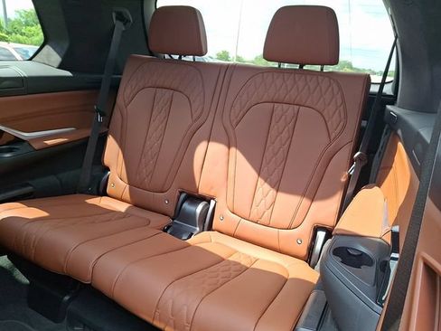Used 2022 BMW X7 xDrive40i w/ M Sport Package AWD/4WD image 12