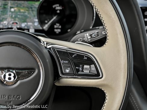 Used 2023 Bentley Bentayga Plug-In Hybrid image 38