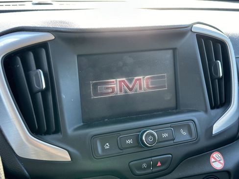 Used 2024 GMC Terrain SLE image 12