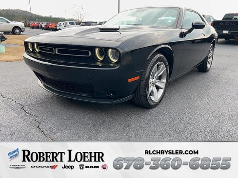 Used 2019 Dodge Challenger SXT image 1