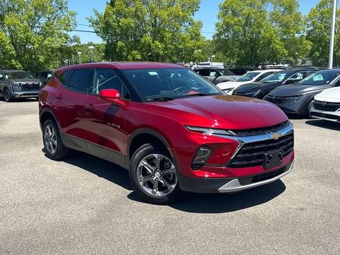 Used 2025 Chevrolet Blazer LT AWD/4WD image 2