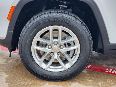 New 2025 Jeep Grand Cherokee L Laredo image 11