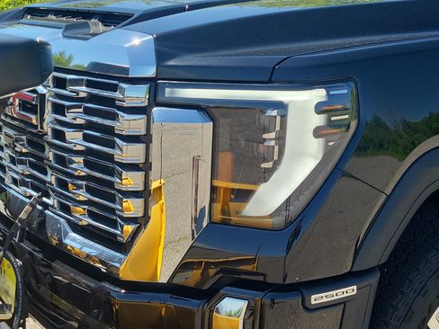 Used 2025 GMC Sierra 2500 Denali w/ Technology Package AWD/4WD image 9